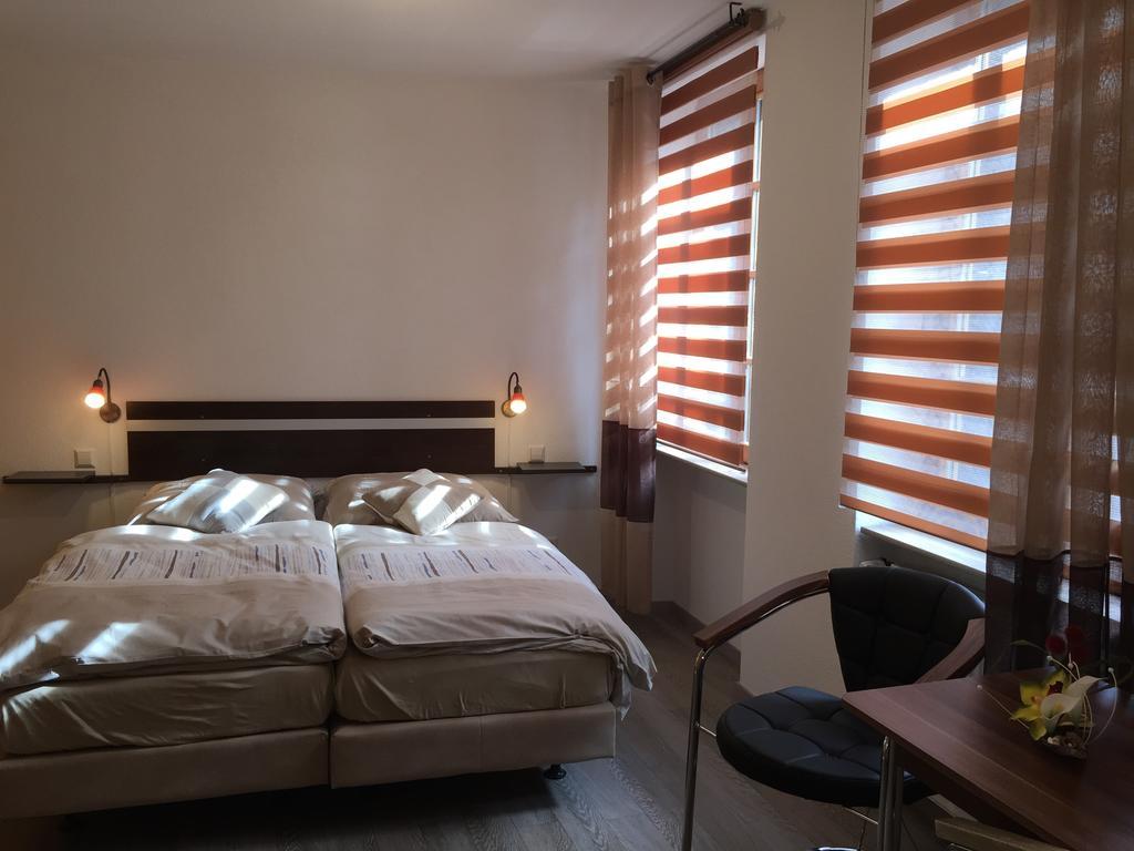 Hotel Zur Dorfschaenke Klotten Esterno foto