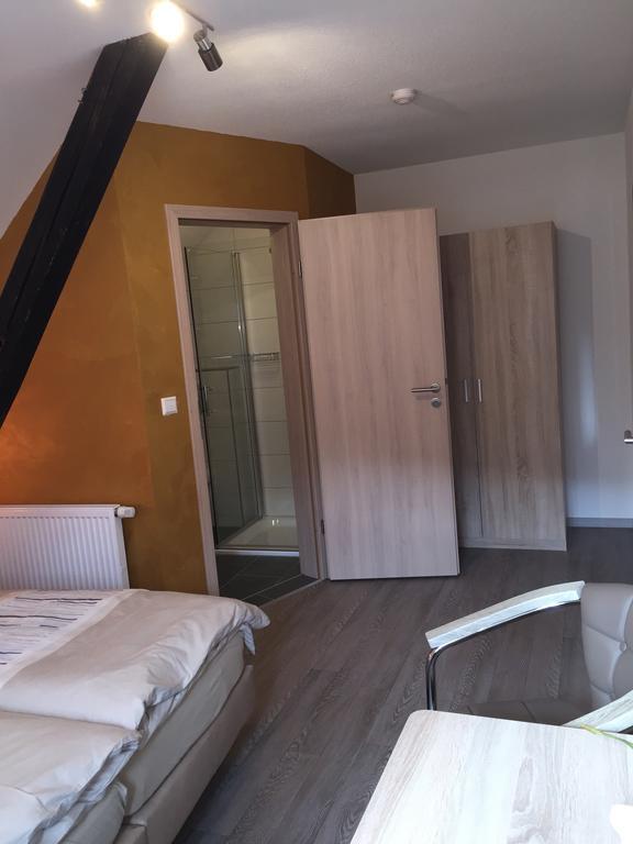 Hotel Zur Dorfschaenke Klotten Esterno foto