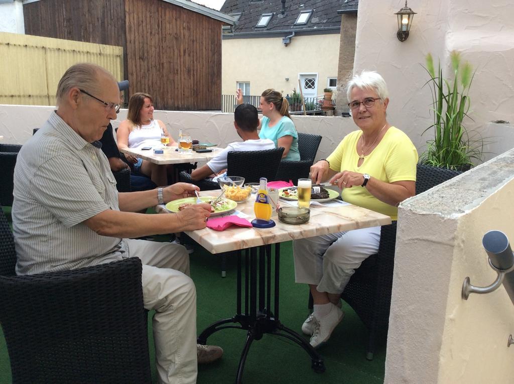 Hotel Zur Dorfschaenke Klotten Esterno foto