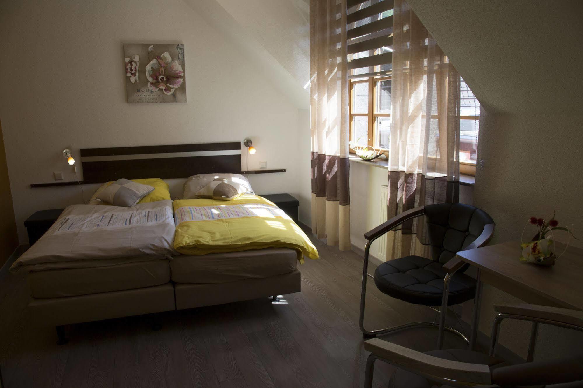 Hotel Zur Dorfschaenke Klotten Esterno foto