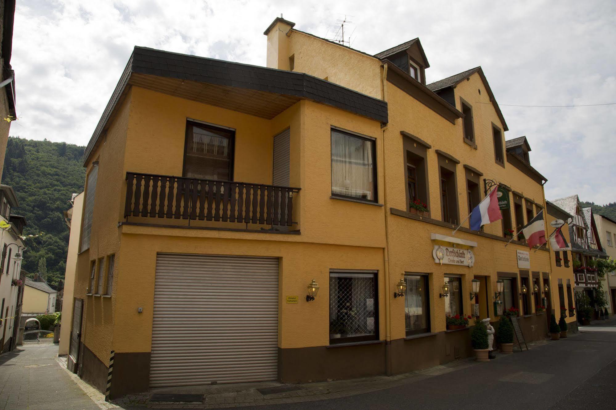 Hotel Zur Dorfschaenke Klotten Esterno foto