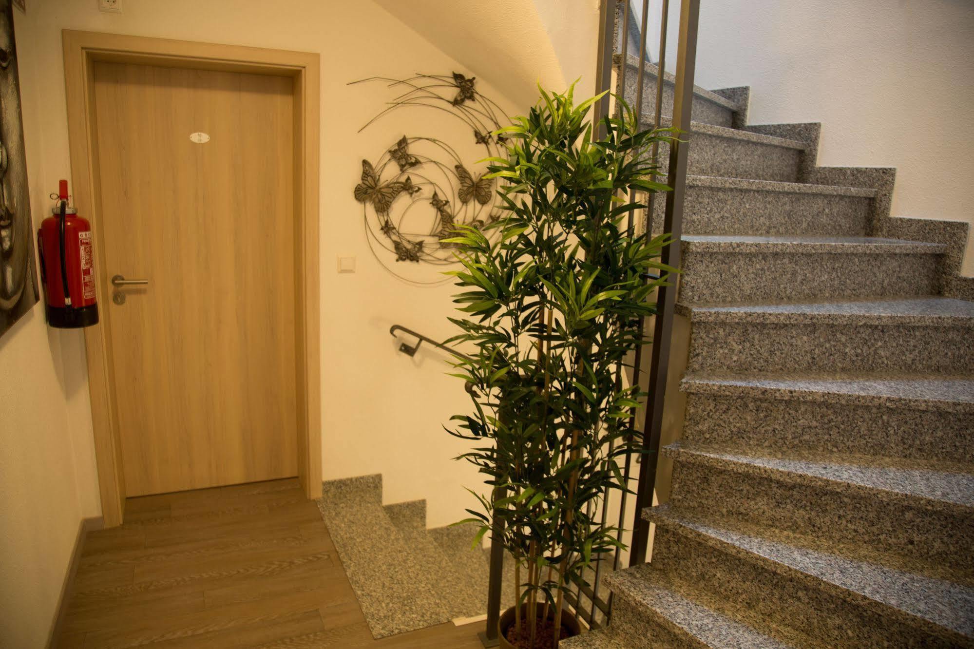 Hotel Zur Dorfschaenke Klotten Esterno foto