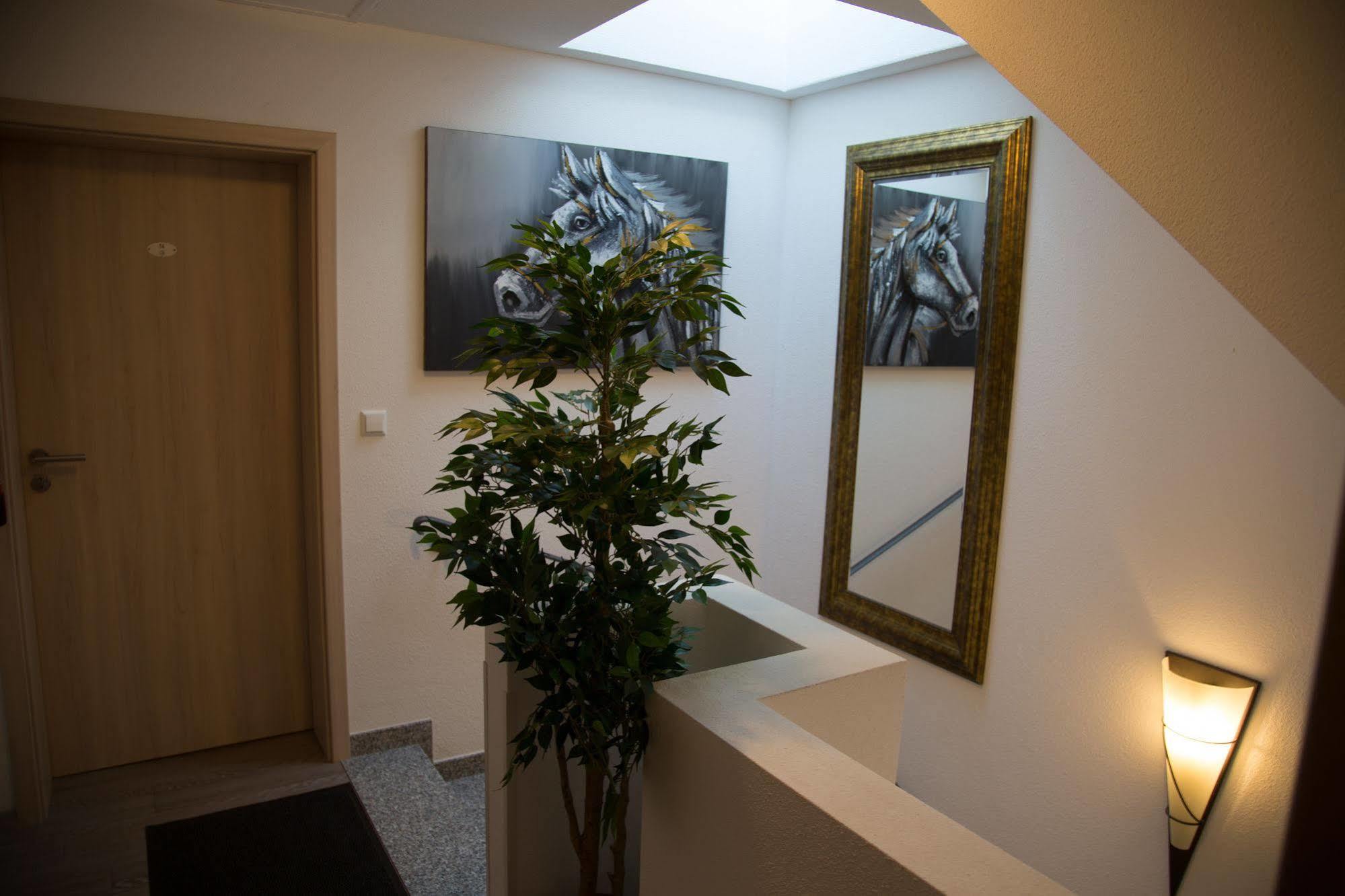 Hotel Zur Dorfschaenke Klotten Esterno foto