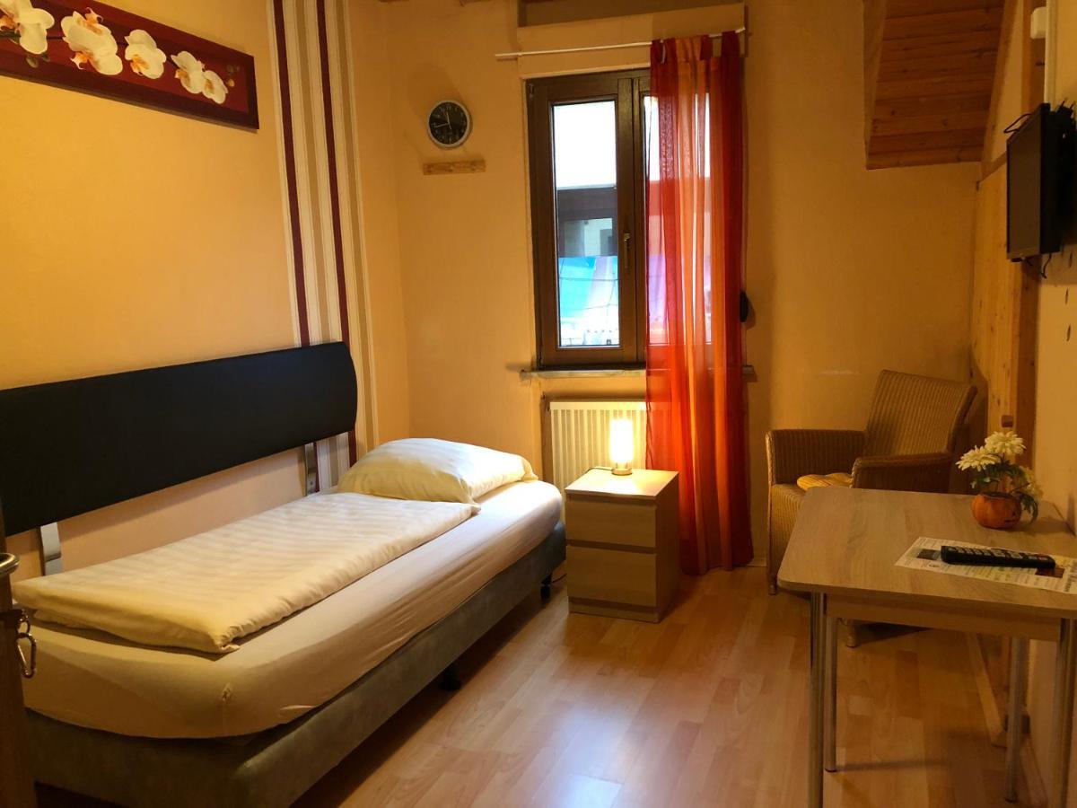 Hotel Zur Dorfschaenke Klotten Esterno foto